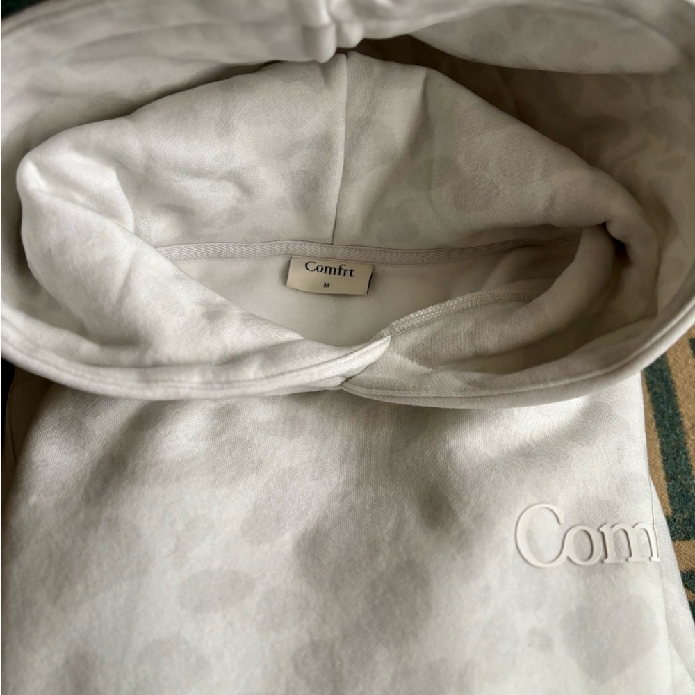 Comfrt Sweats: Women's Minimalist Set in Snow Leopard - Picture 8 of 9